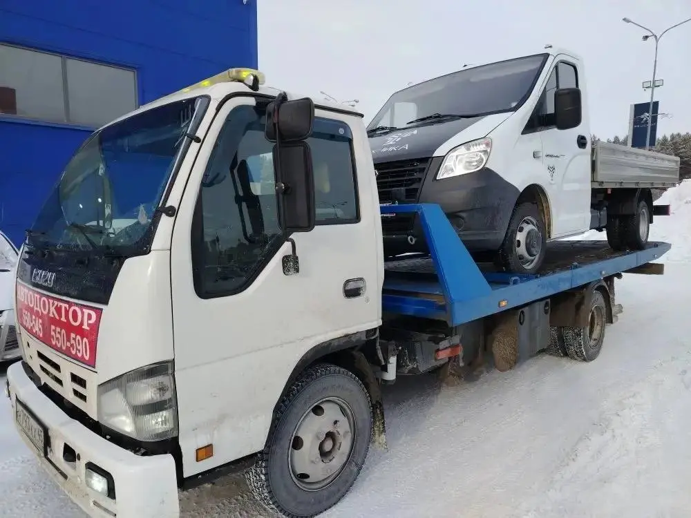 Эвакуатор на загородной трассе — область Кургана