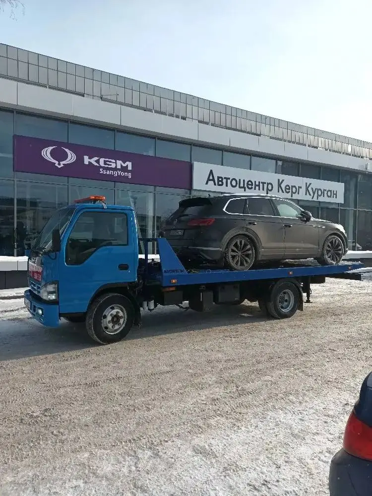 Мастер техпомощи у автомобиля клиента в Кургане
