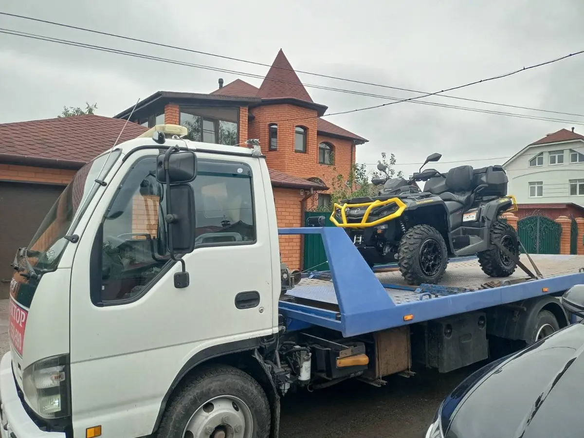 Эвакуатор АВТО-ДОКТОР 45 на городской дороге