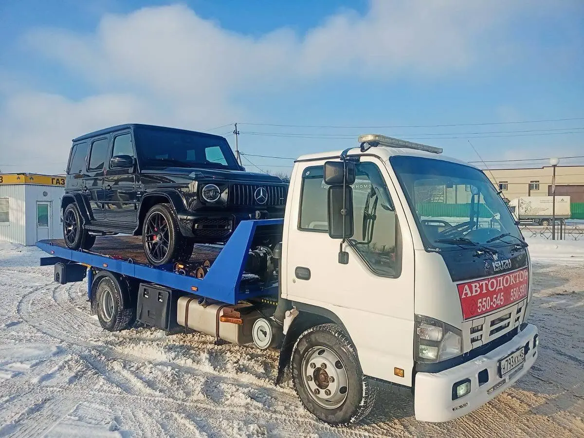 Эвакуатор в работе — погрузка легкового автомобиля